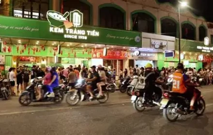 KHI NGƯỜI HÀ NỘI XẾP HÀNG ĐỂ GIỮ LẠI MỘT KÝ ỨC