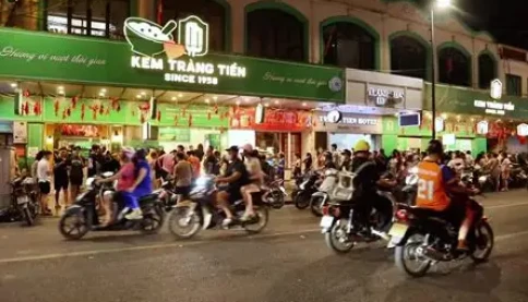 KHI NGƯỜI HÀ NỘI XẾP HÀNG ĐỂ GIỮ LẠI MỘT KÝ ỨC