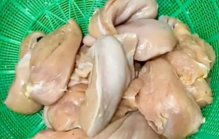 GÀ, TÔM BỐC MÙI VẪN ĐƯỢC CHỞ ĐẾN TRƯỜNG: AI CHỊU TRÁCH NHIỆM NẾU PHỤ HUYNH KHÔNG PHÁT HIỆN?