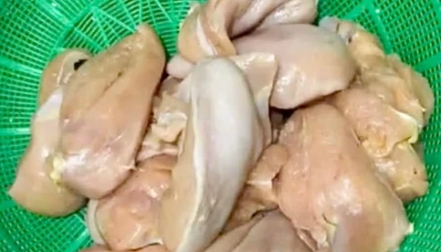 GÀ, TÔM BỐC MÙI VẪN ĐƯỢC CHỞ ĐẾN TRƯỜNG: AI CHỊU TRÁCH NHIỆM NẾU PHỤ HUYNH KHÔNG PHÁT HIỆN?
