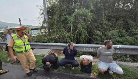 Nóng! 🚨 Nhóm người nước ngoài lấy hụt 3 vòng kiềng vàng ở Sông Cầu