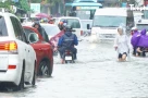 ‘Bom nước’ khổng lồ trút xuống Hà Nội: Hàng loạt tuyến đường và hầm chui chìm trong nước