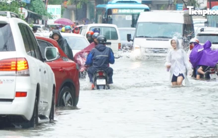 ‘Bom nước’ khổng lồ trút xuống Hà Nội: Hàng loạt tuyến đường và hầm chui chìm trong nước