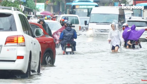‘Bom nước’ khổng lồ trút xuống Hà Nội: Hàng loạt tuyến đường và hầm chui chìm trong nước