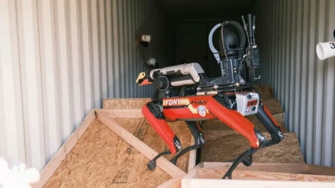 Khi robot thay lính cứu hỏa đi vào nơi nguy hiểm nhất