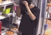 Trung Quốc: Bắt quả tang nhân viên nhà hàng gãi đầu cho gàu rơi xuống bánh pizza