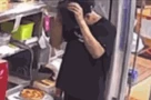 Trung Quốc: Bắt quả tang nhân viên nhà hàng gãi đầu cho gàu rơi xuống bánh pizza