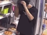 Trung Quốc: Bắt quả tang nhân viên nhà hàng gãi đầu cho gàu rơi xuống bánh pizza