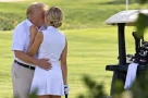 Vì sao Nhà Trắng khẳng định bức ảnh ông Trump hôn trợ lý Natalie Harp là giả?