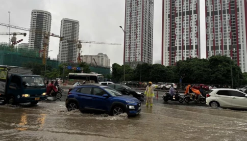 🌧️ MƯA NGẬP HÀ NỘI: NHIỀU TRƯỜNG CHO HỌC SINH NGHỈ, CHUYỂN SANG HỌC ONLINE