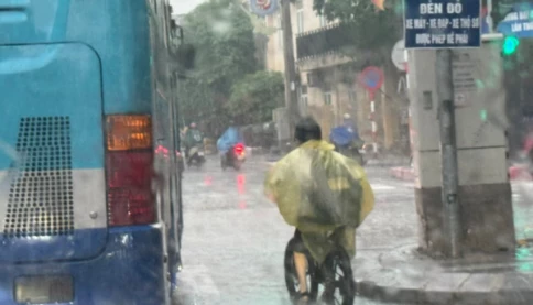 Một số trường học tại Hà Nội thông báo phụ huynh đón con đầu giờ chiều