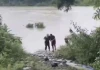 Nhanh trí và dũng cảm: Chủ quán cà phê phóng xe máy 500m đón đầu dòng nước để cứu bà cụ bị cuốn trôi