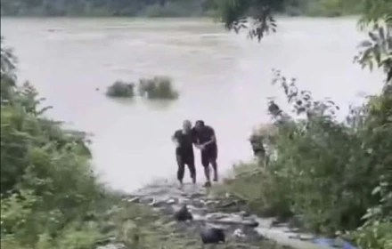 Nhanh trí và dũng cảm: Chủ quán cà phê phóng xe máy 500m đón đầu dòng nước để cứu bà cụ bị cuốn trôi
