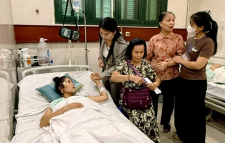 Cô giáo Hoàng Thị Hiền được trao Huân chương Dũng cảm