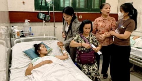 Cô giáo Hoàng Thị Hiền được trao Huân chương Dũng cảm