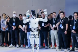 Hãng xe Trung Quốc tung ra robot hình người, tỷ lệ cơ thể như con người, có thể đứng chuyền lắp xe EV