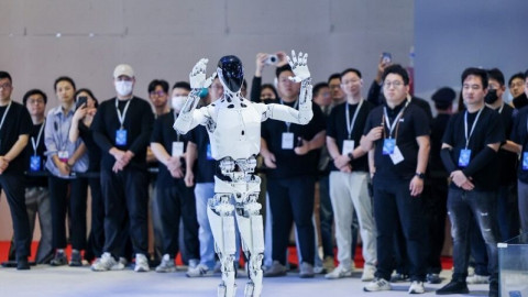 Hãng xe Trung Quốc tung ra robot hình người, tỷ lệ cơ thể như con người, có thể đứng chuyền lắp xe EV