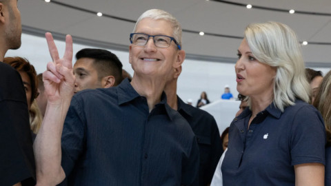 Giới tài chính Mỹ đang háo hức đợi Tim Cook lần đầu làm một việc liên quan đến ông Trump
