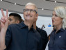 Giới tài chính Mỹ đang háo hức đợi Tim Cook lần đầu làm một việc liên quan đến ông Trump
