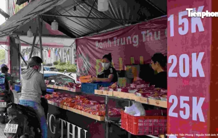 Choáng váng bánh Trung thu đại hạ giá, cảnh ‘lạ chưa từng thấy’ khiến khách xôn xao