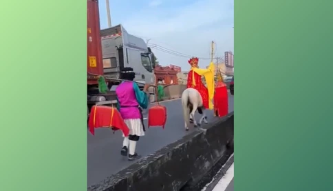 Xác minh clip nhóm hóa trang Tây Du Ký cưỡi ngựa trên làn ô tô ở TP.HCM