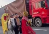 Hóa trang Tây Du Ký, cưỡi ngựa vào làn ô tô: Đừng biến mạng xã hội thành nơi đánh đổi an toàn