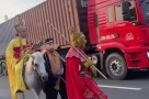 Hóa trang Tây Du Ký, cưỡi ngựa vào làn ô tô: Đừng biến mạng xã hội thành nơi đánh đổi an toàn