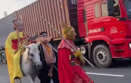 Hóa trang Tây Du Ký, cưỡi ngựa vào làn ô tô: Đừng biến mạng xã hội thành nơi đánh đổi an toàn