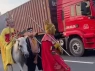 Hóa trang Tây Du Ký, cưỡi ngựa vào làn ô tô: Đừng biến mạng xã hội thành nơi đánh đổi an toàn