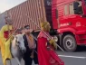 Hóa trang Tây Du Ký, cưỡi ngựa vào làn ô tô: Đừng biến mạng xã hội thành nơi đánh đổi an toàn