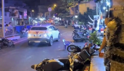 Bắt khẩn cấp 7 người trong vụ lái ô tô tông vào đám đông trước quán ăn ở TP.HCM