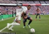 Mbappe bị kéo tụt quần vẫn quyết rê bóng tiếp :D
