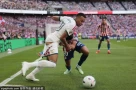 Mbappe bị kéo tụt quần vẫn quyết rê bóng tiếp :D