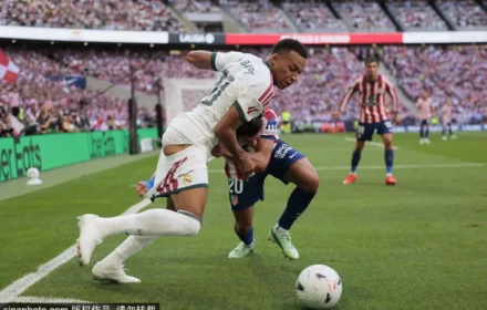 Mbappe bị kéo tụt quần vẫn quyết rê bóng tiếp :D