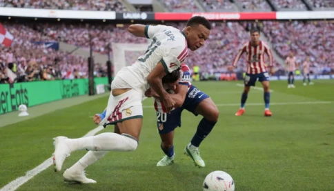 Mbappe bị kéo tụt quần vẫn quyết rê bóng tiếp :D