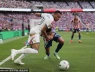 Mbappe bị kéo tụt quần vẫn quyết rê bóng tiếp :D