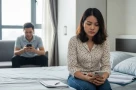 Cảm giác ngột ngạt vì vợ luôn đề phòng mình khi mình ở cạnh con gái