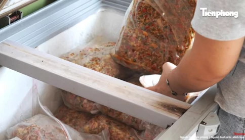 Hãi hùng cảnh tượng trong kho nhân bánh Trung thu, Công an lập tức phong tỏa hiện trường
