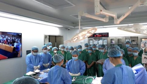 Xúc động hình ảnh y bác sĩ tiễn biệt đồng nghiệp trước giờ hiến tạng