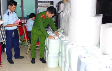 Cảnh báo từ hơn 1.300 lít “rượu đặc sản Tây Bắc” bán trên TikTok