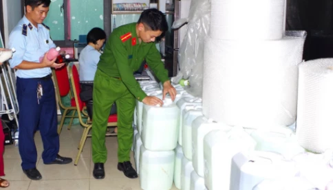 Cảnh báo từ hơn 1.300 lít “rượu đặc sản Tây Bắc” bán trên TikTok