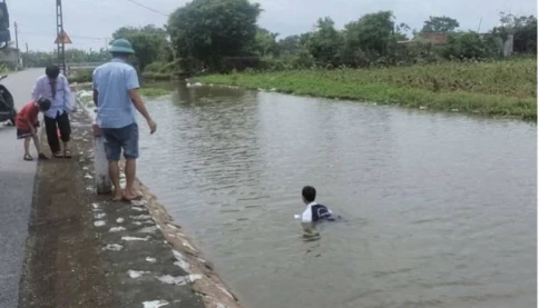 Nam sinh lớp 11 không biết bơi vẫn lao xuống sông cứu hai em nhỏ