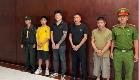 Chấn động tại sân bay Tân Sơn Nhất: Công an mật phục tóm sống 4 gã Trung Quốc