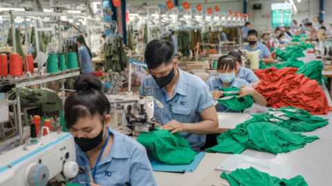 Công nhân nhà máy đang sống trong nỗi lo thuế quan của Hoa Kỳ