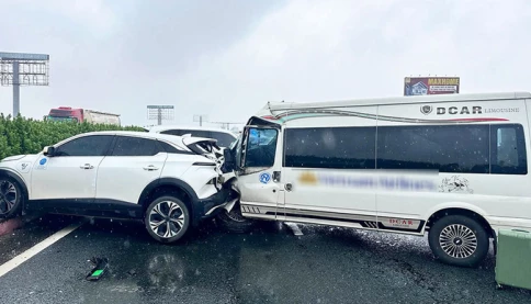 Một cú phanh trên cao tốc có thể biến thành tai nạn liên hoàn: Đừng dùng vô-lăng để “dạy” người khác!