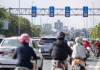 Hà Nội: Tháo biển khoảng cách, cầu Nhật Tân vẫn ùn tắc