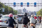 Hà Nội: Tháo biển khoảng cách, cầu Nhật Tân vẫn ùn tắc