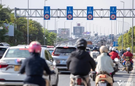 Hà Nội: Tháo biển khoảng cách, cầu Nhật Tân vẫn ùn tắc