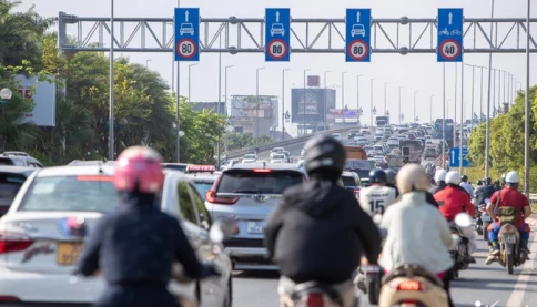 Hà Nội: Tháo biển khoảng cách, cầu Nhật Tân vẫn ùn tắc