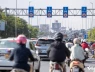 Hà Nội: Tháo biển khoảng cách, cầu Nhật Tân vẫn ùn tắc